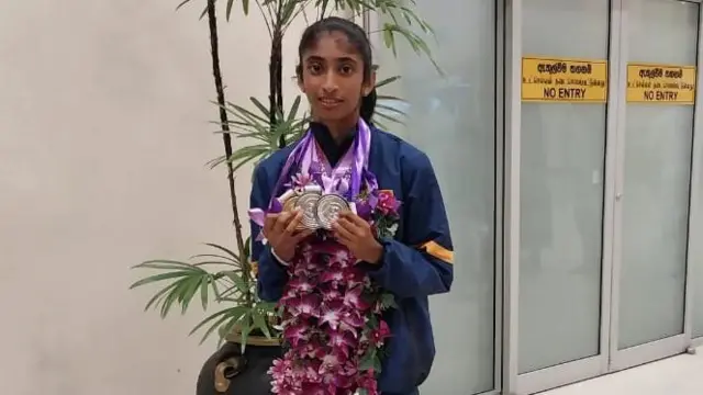 තරගාවලියේ දී මීටර් 800 කාන්තා ඉසව්වෙන් රන් පදක්කම ජයග්‍රහණය කරමින් නව ආසියානු සහ ශ්‍රී ලංකා වාර්තාව තැබූ තරුෂි කරුණාරත්න එම ඉසව්ව සඳහා තරග වැදුනේ සිය පාදයේ ඇතිවූ ආබාධයක් ද සමගින් බව ඇය බීබීසී සිංහල සේවයට පැවසුවා ය.