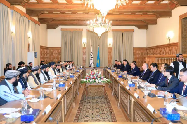 د طالبانو حکومت مرستیال ویاند حمدالله فطرت کابل ته د قزاقستان پلاوي رسېدو خبر تر څنګ وايي، ''افغانستان او قزاقستان د اقتصادي همکاریو د پراختیا لار نقشه پلې کوي''.