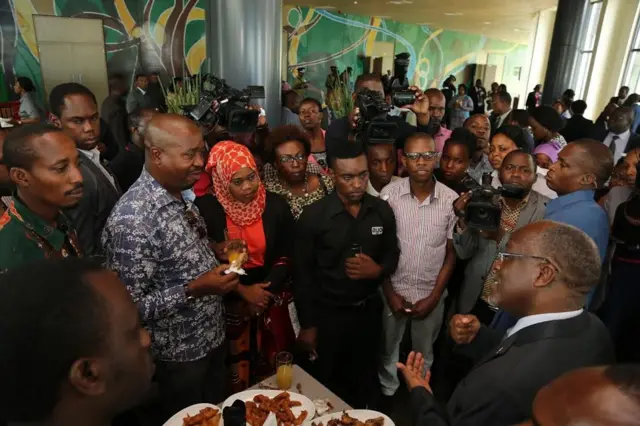 Dkt Magufuli akiongea na wanahabari ikulu baada ya kuwaapisha mawaziri wawili