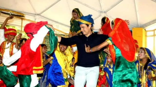 अमर ज्योति चैरिटेबल ट्रस्ट में बच्चों के साथ नाचते आमिर ख़ान