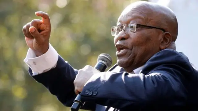 Jacob Zuma yaririmbanye n'abamushyigikiye ubwo ku wa gatanu yavaga mu cyumba cy'urukiko rwo mu mujyi wa Pietermaritzburg