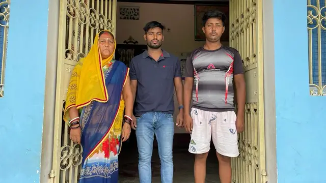 मृतक राजेंद्र राय के परिवार के लोग