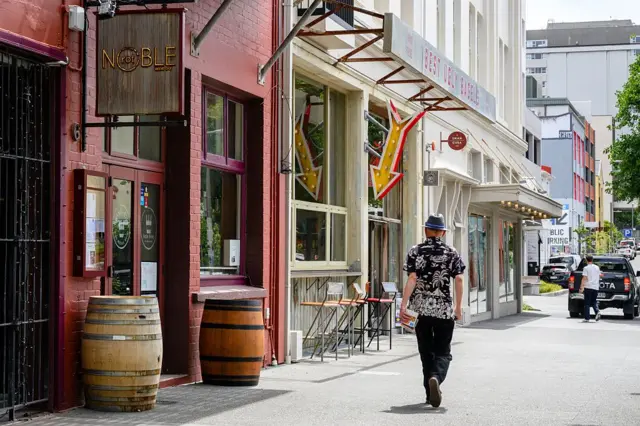 Homem caminhando em Wellington, Nova zelândia