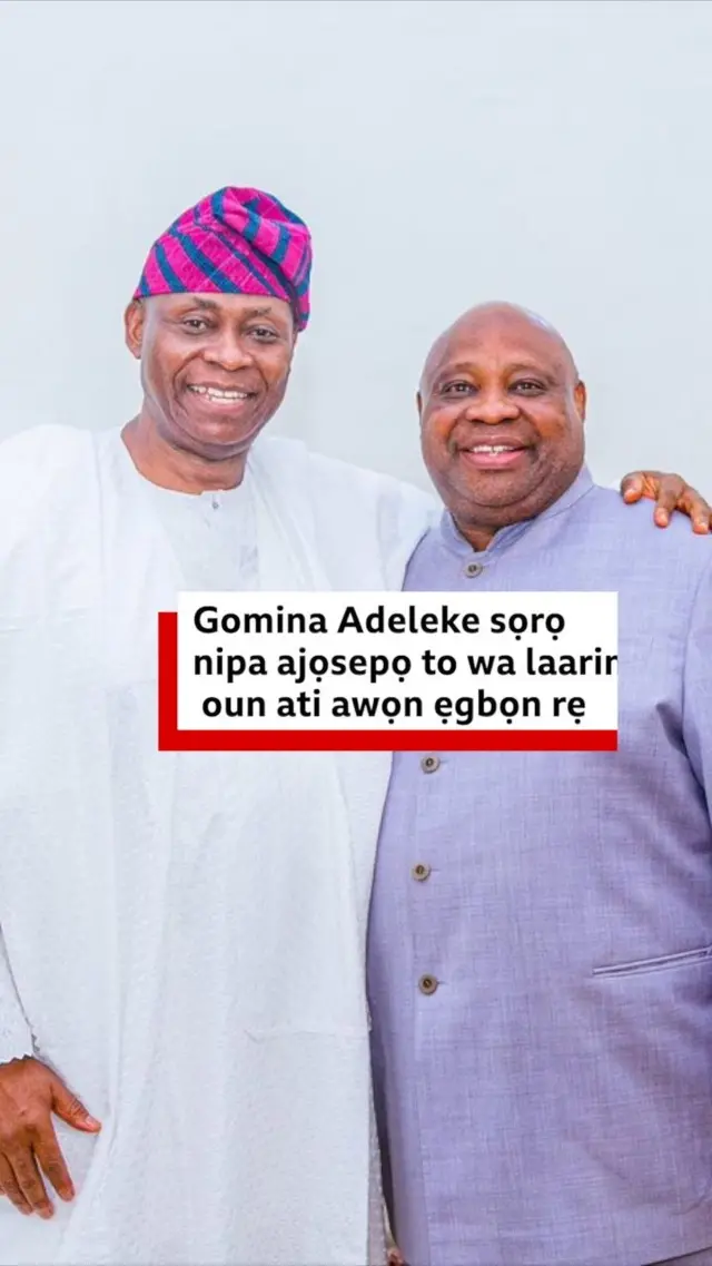 Deji Adeleke wọ agbada toke tilẹ funfun ati fila asọ oke alawọ buluu ati pinki nigba ti Ademola Adeleke wọ asọ toketilẹ alawọ buluu, ko si de fila
