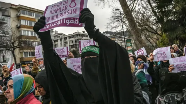 Türkiye'de eylemciler, Mısır'da Müslüman Kardeşler üyelerine verilen idam cezalarına karşı sokağa çıktı