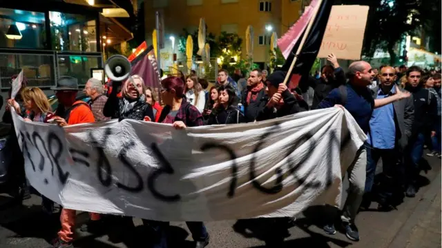 இஸ்ரேல் பிரதமருக்கு எதிராக இஸ்ரேலில் போராட்டம்