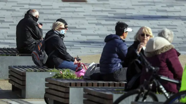 Люди гуляют на площади в Англии