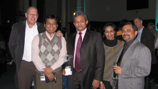 বিবিসি ওয়ার্ল্ড সার্ভিস পুরষ্কার, ২০০৭: (বাঁ দিক থেকে) এশিয়া আঞ্চলিক প্রধান ব্যারি ল্যাংরিজ, মাসুদ খান, সাবির মুস্তাফা, মানসী বড়ুয়া আর শাকিল আনোয়ার।