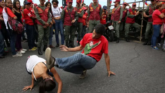 пара танцует капоэйру