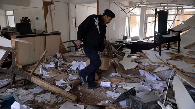 ইসলামাবাদের জেলা আদালতে বোমা হামলার পরদিন। ২০০৪ সালের ঐ হামলায় বিচারকসহ ১১ ব্যক্তি প্রাণ হারান।