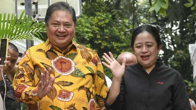 Ketua Umum Partai Golkar Airlangga Hartarto (kiri) berjalan bersama Ketua DPP PDI Perjuangan Puan Maharani (kanan) usai melakukan pertemuan di kediaman Airlangga Hartarto di Jakarta, Kamis (27/07).