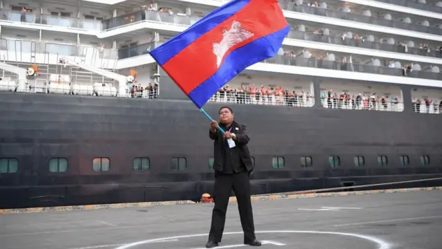 Человек с флагом Камбоджи