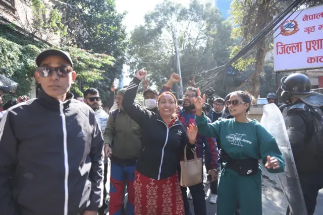 जिल्ला प्रशासन कार्यालयमा दुर्गा प्रसाईँका समर्थक नाराबाजी गर्दै