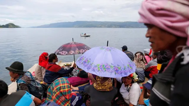 Keluarga penumpang KM Sinar Bangun