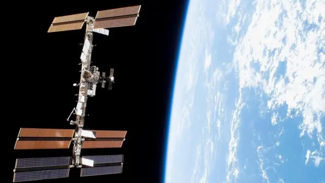 تلمع محطة الفضاء الدولية وسط السماء ليلا عندما تميل مصفوفات الخلايا الشمسية بزاوية محددة لتعكس أشعة الشمس في الاتجاه الصحيح