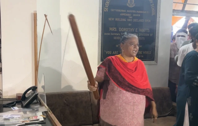 અમદાવાદ સેવન્થ ડે સ્કૂલ હિંદુ મુસ્લિમ બાળકો શાળાના વિદ્યાર્થીઓ હિંદુ સંગઠનો મુસ્લિમ સંગઠનો ભાજપ વિશ્વ હિંદુ પરિષદ વિરોધ, શિક્ષણ ગુજરાત સરકાર બીબીસી ગુજરાતી