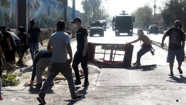 Manifestantes colocan objetos en mitad de una vía.