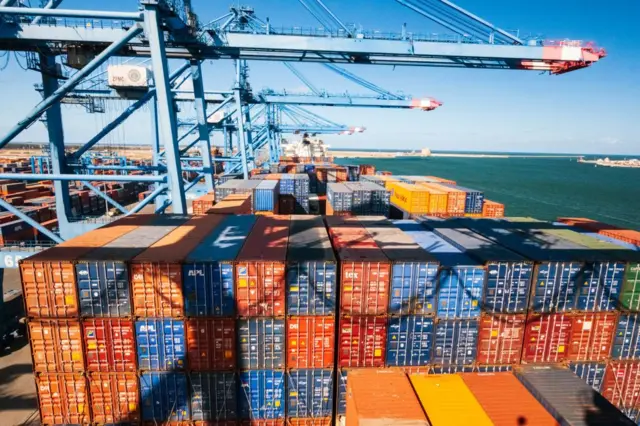 ශ්‍රී ලංකාවේ අපනයනවලින් වැඩි කොටසක් අපනයනය කරනු ලබන්නේ ඇමෙරිකා එක්සත් ජනපදය වෙතයි.