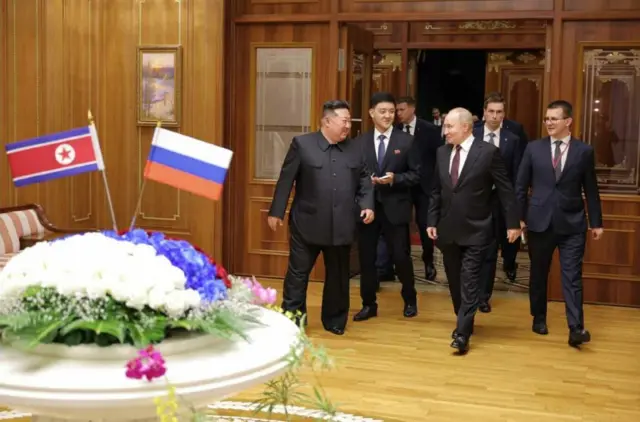금수산 영빈관에 들어선 푸틴과 김정은