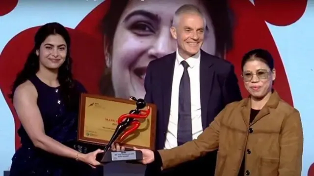 गेल्या वर्षी नेमबाज मनू भाकरला बीबीसी स्पोर्ट्सवूमन ऑफ द इयर पुरस्काराने गौरवताना बॉक्सर मेरी कोम आणि बीबीसीचे डायरेक्टर जनरल टिम डेवी.