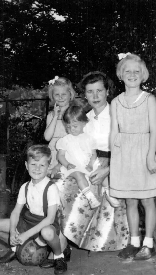 Кристина с детьми в 1955 году