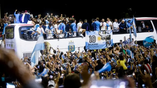 حافلة تقل منتخب الأرجنتين