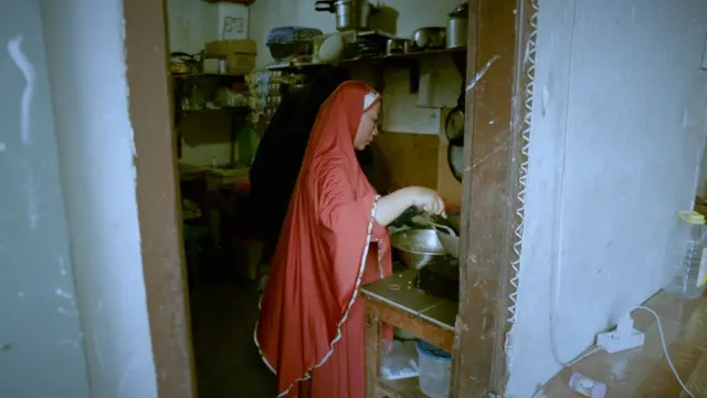 Rohana memanfaatkan ruang kecil di sebelah kamarnya untuk berjualan.