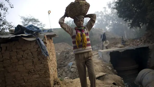 મજૂરી કરતી એક વ્યક્તિ