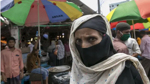 মাস্ক পরা নারী