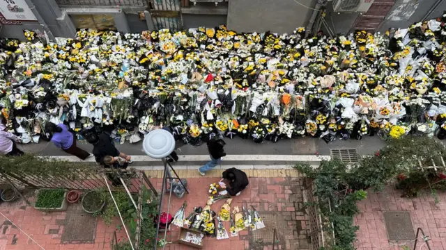 在李克强位于安徽的故居，纪念的花朵层层累积。