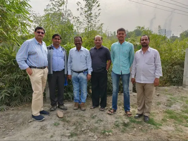 सुरुवातीच्या टप्प्यात डॉ. सिंग ( डावीकडून दुसरे) आणि त्यांचे सहकारी