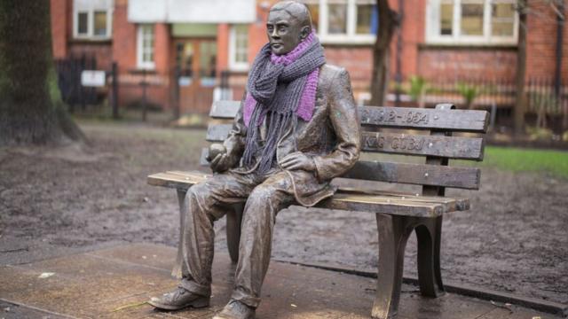 Скульптура Алана Тьюринга в Гей-виллидж в Манчестере