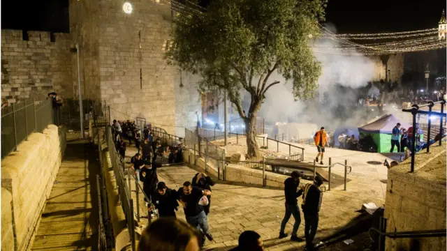 দ্বিতীয় রাতের মতো জেরুজালেমে পুলিশ এবং ফিলিস্তিনিদের মধ্যে সহিংসতা চলেছে, যাতে বহু মানুষ আহত হয়েছে বলে জানা যাচ্ছে।