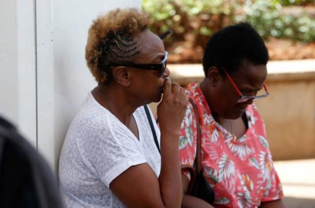 Женщина, чей жених, как считается, находился на борту самолета, в Найроби ждет информации о судьбе пассажиров