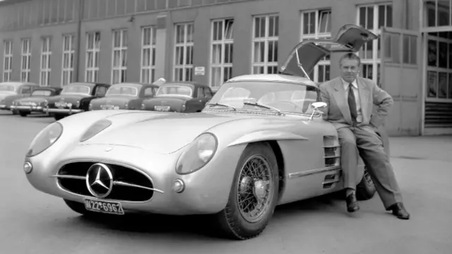 رودولف اولهات، مدیر پروژه از بنز ۳۰۰ SLR به عنوان ماشین شرکت استفاده کرد