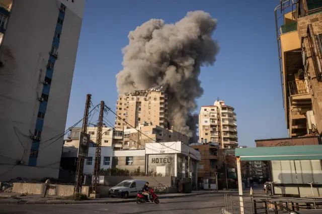 Bombalanan bir binadan duman çıkıyor