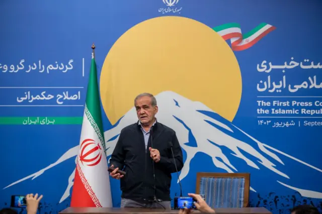 مسعود پزشکیان؛سایت تابناک، رسانه نزدیک به اصولگرایان در ۱۲ آذرماه درباره شروط تحقق وفاق ملی می‌نویسد: «نخستین و اصلی‌ترین ایرادی که به چنین شعاری وارد می‌شود بیش از حد انتزاعی بودن آن است! درواقع مشخص نیست مخاطب اصلی این وفاق و غایت آن چیست، وفاق که با که؟ مرز و خط قرمز این وفاق کجاست؟ شرایط حساس؟»