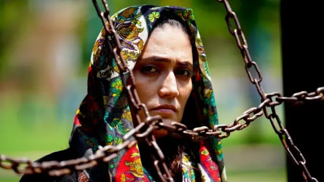 وحیده امیری در یک پارک