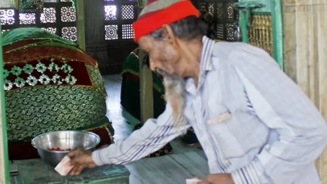 દુઆ માગી રહેલા અબ્દુલ મજીદ