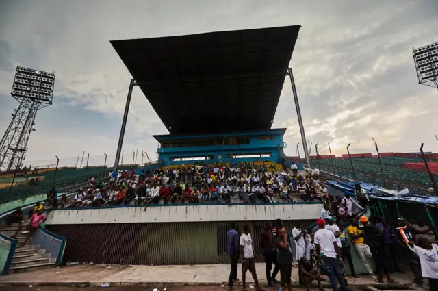 ناظرین اب بھی ٹاٹا رفائل سٹیڈیم کے سٹینڈز سے مقابلہ دیکھتے ہیں