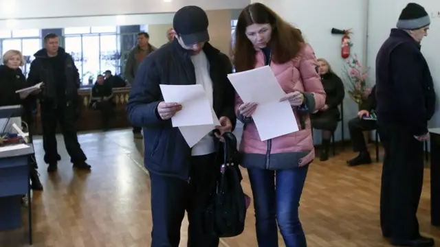 Люди на виборчій дільниці