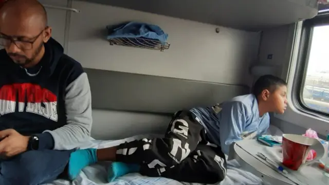 লাভবগামী টেনের কামরায় খালেদা নাসরিনের দুই ছেলে। মিজ নাসরিন জানালেন বাড়ি ছেড়ে যাওয়ার জন্য পুরো পরিবার মুষড়ে পড়েছে।