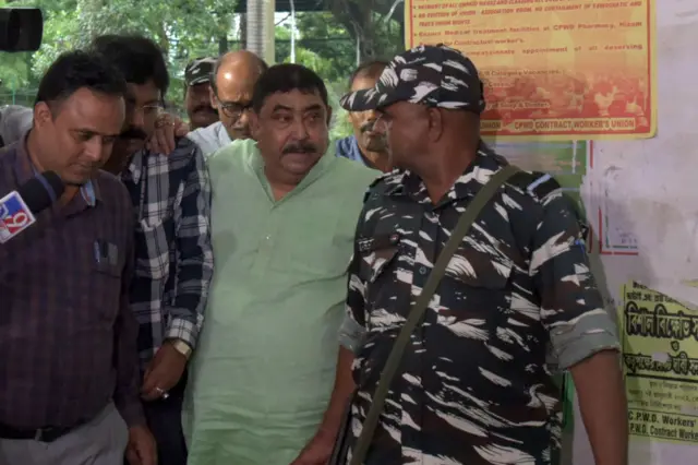 গ্রেপ্তারির পর অনুব্রত মন্ডলকে ডাক্তারি পরীক্ষার জন্য নিয়ে যাওয়া হচ্ছে। আগস্ট, ২০২২