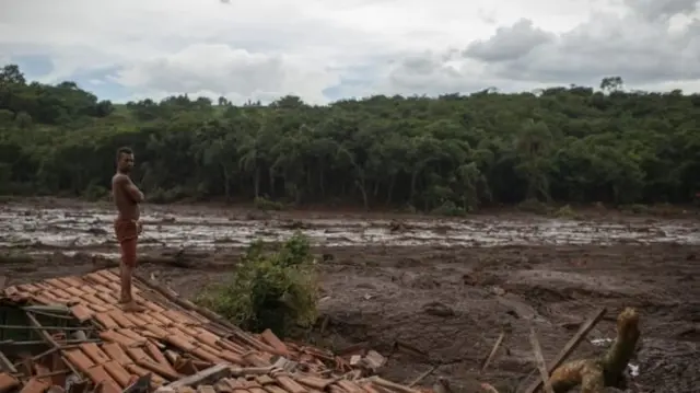 Homemcomo fazer aposta no jogo de futeboltelhado sobre a lamacomo fazer aposta no jogo de futebolBrumadinho