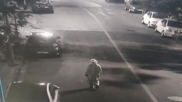 Un hombre en equipo de protección abandonando el vehículo con explosivos