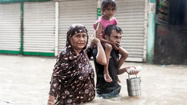 নিরাপদ স্থানের খোঁজে বন্যা দুর্গতরা
