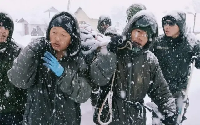 બરફવર્ષા, હિમસ્ખલન, માણા ગામ, બદ્રીનાથ, ભારતીય સેના, બીબીસી ગુજરાતી