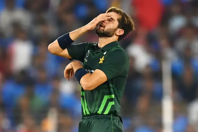 इस वर्ल्ड कप में भारत के साथ पहले मुक़ाबले में निराश शाहीन शाह अफ़रीदी