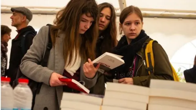 বই পড়া।