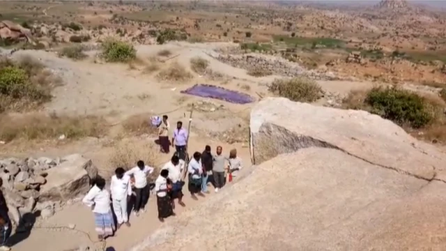 కోటలో తవ్వకాలు జరుపుతున్న సిబ్బంది